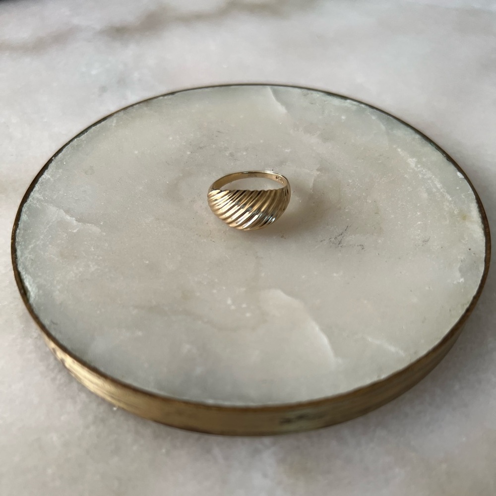 10k Gold Vintage Ribbed Dome ring (size 5.5-6)